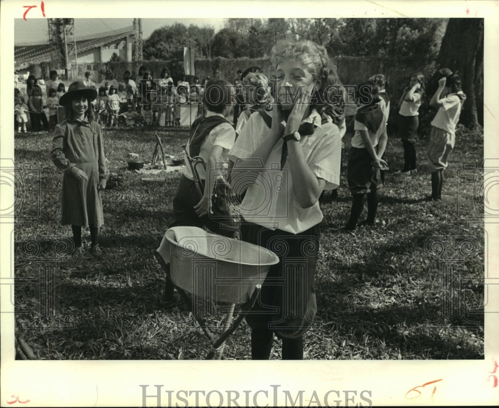 1987 Press Photo Girl Scout Troop members gathered for group activity - Historic Images