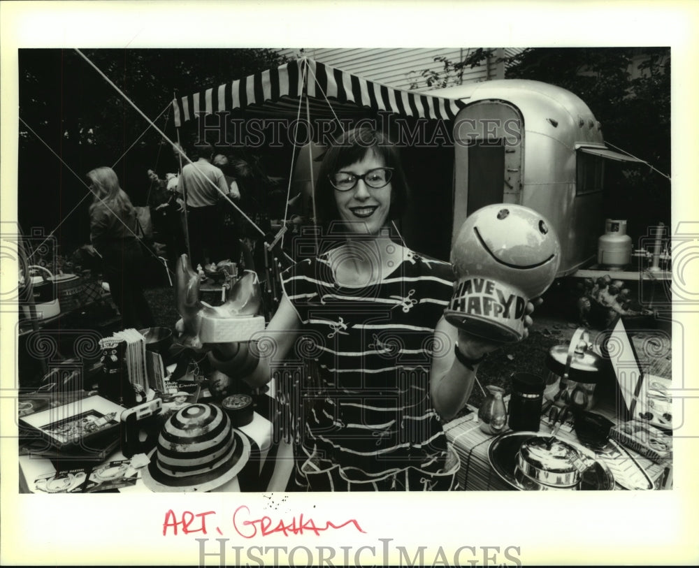 1995 Press Photo Della Graham sells part of her collection at a trailer sale - Historic Images