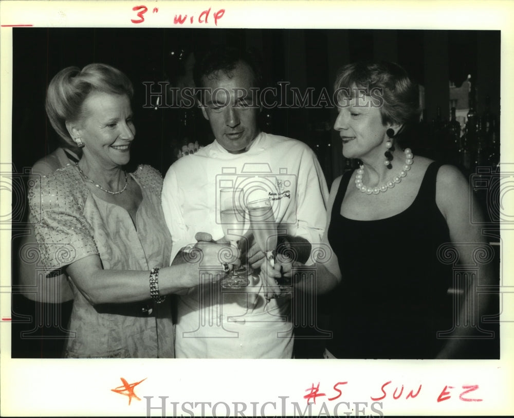 1992 Press Photo Sarah Jane English, chef Kevin Graham, and Evelyn Pruss toast. - Historic Images