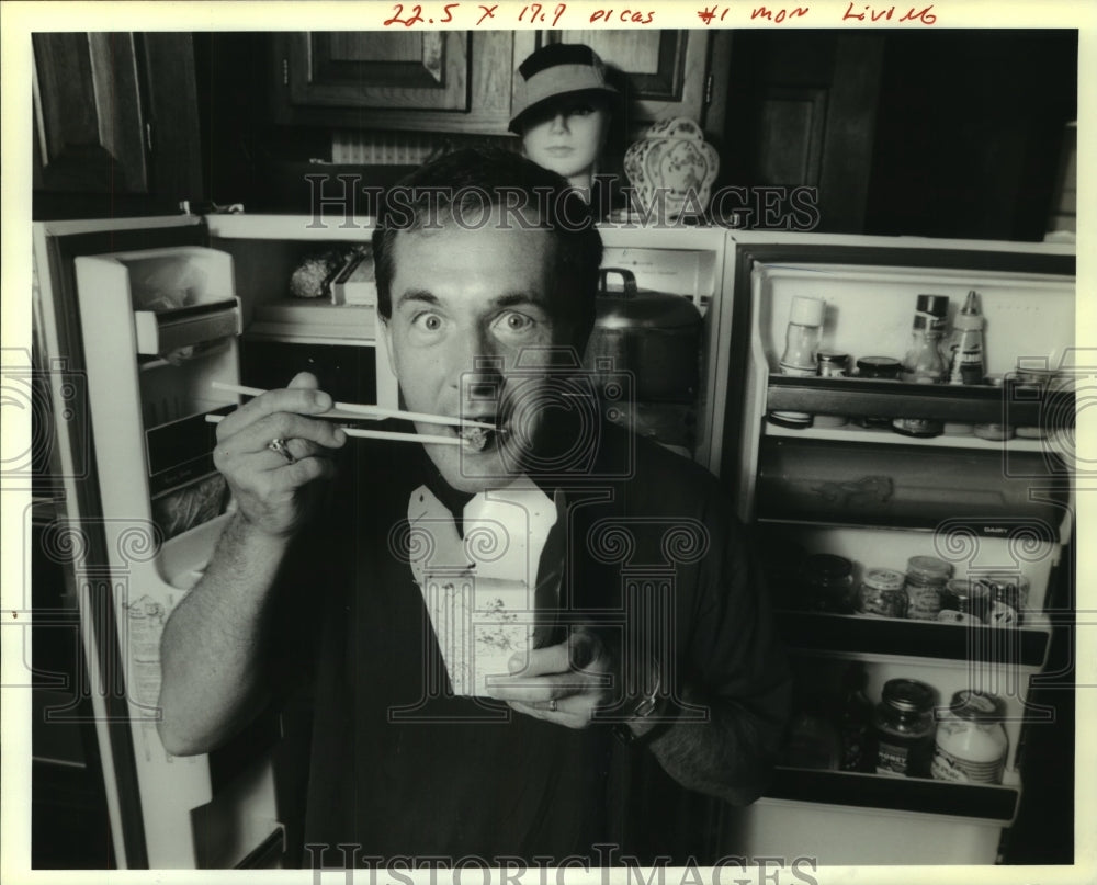 1990 Press Photo Windsor Court chef Kevin Graham chows down on leftovers. - Historic Images