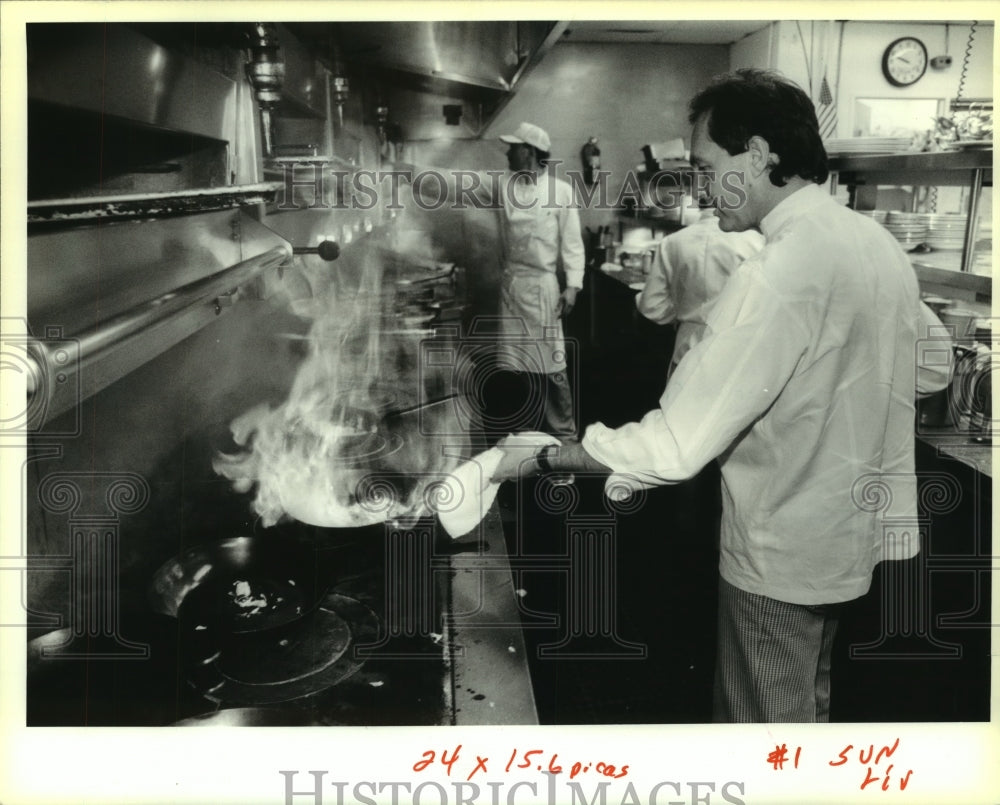 1991 Press Photo Kevin Graham cooking at the Winsor Court restaurant. - Historic Images