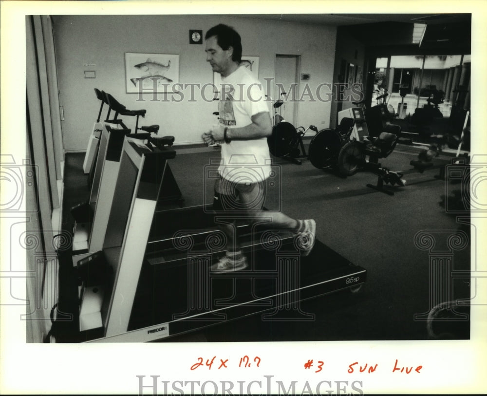 1991 Press Photo Kevin Graham running in the gym of Winsor Court Hotel. - Historic Images