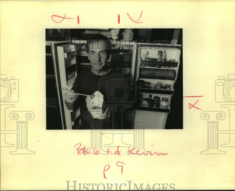 1990 Press Photo Chef Kevin Graham eating leftovers from the refrigerator. - Historic Images