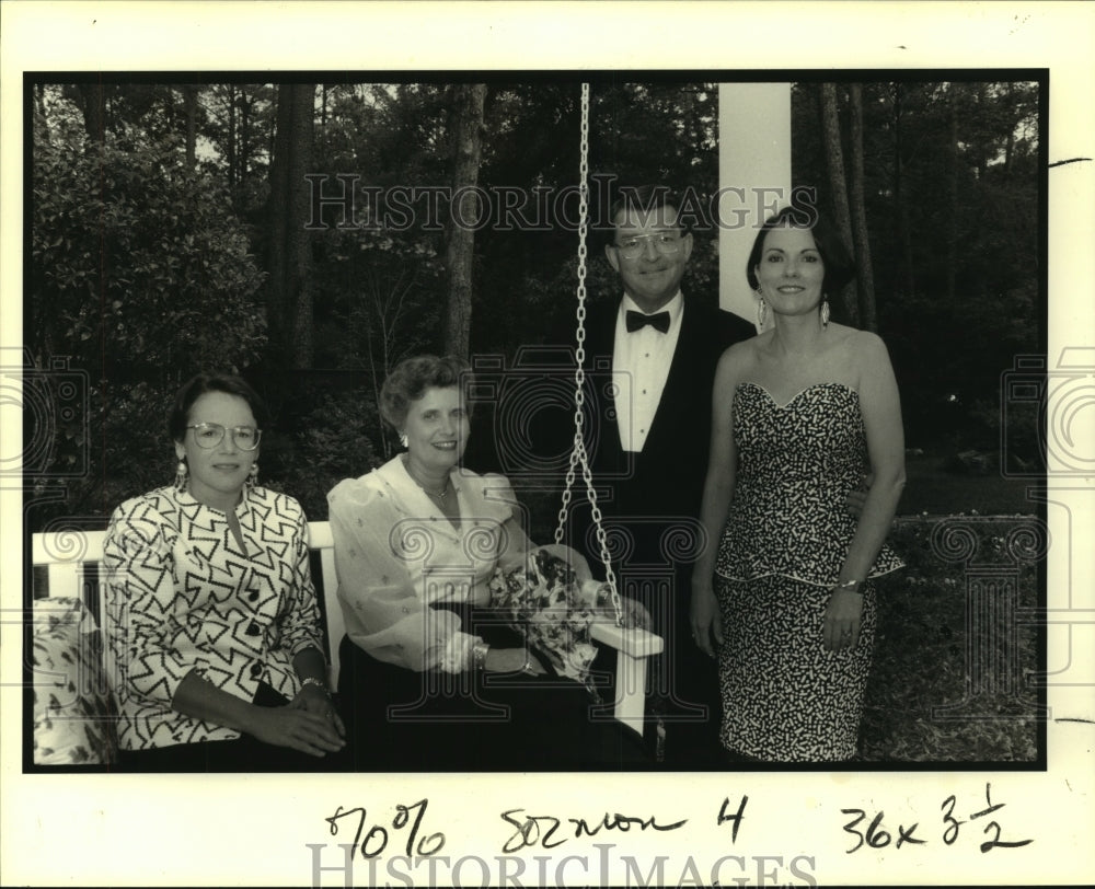 1991 Press Photo  Suzanne &amp; John Graham, with friends at Art At The Park. - Historic Images