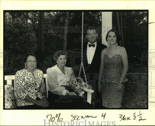 1991 Press Photo  Suzanne & John Graham, with friends at Art At The Park. - Historic Images