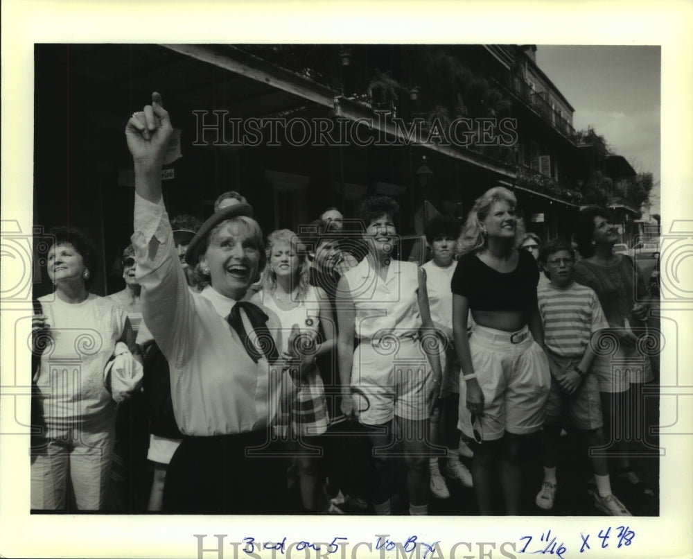 1988 Press Photo Gi Gi Graham walks tourists around French Quarter. - Historic Images