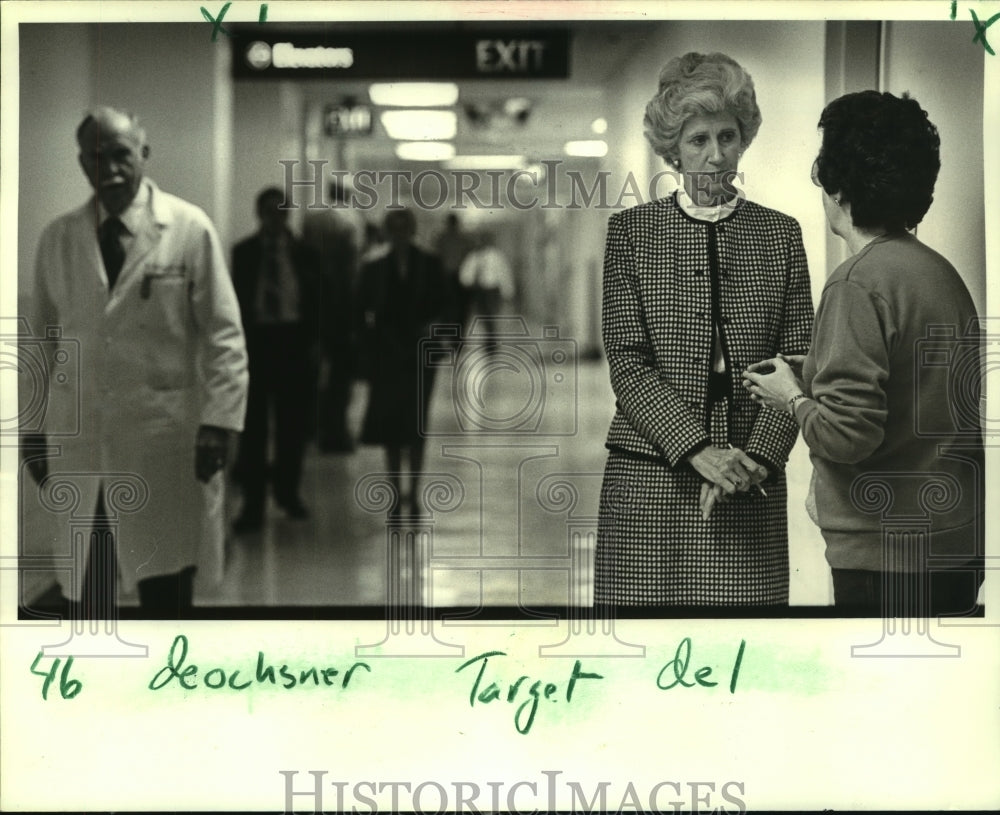 1984 Press Photo Intensive care hostess June Graham speaks to Mrs. Earl Charlet. - Historic Images