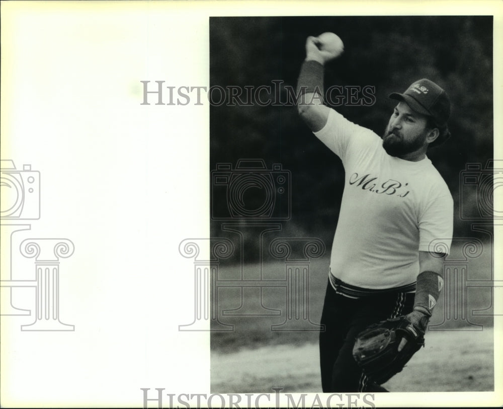 1991 Press Photo Mike Graham pitches for Mr. B&#39;s against Bernie&#39;s at Abita. - Historic Images