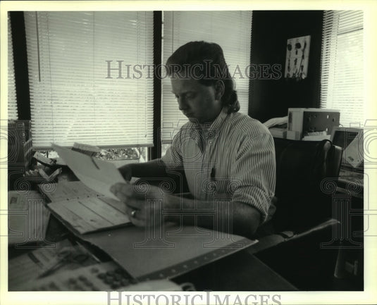1992 Press Photo Patrick Graham looks at books of the St. Tammany Humane Society - Historic Images