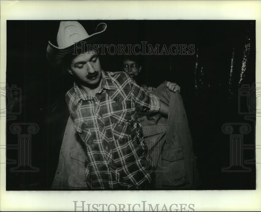 1992 Press Photo Ricky Graham gets help with character change from Su Gonczy. - Historic Images