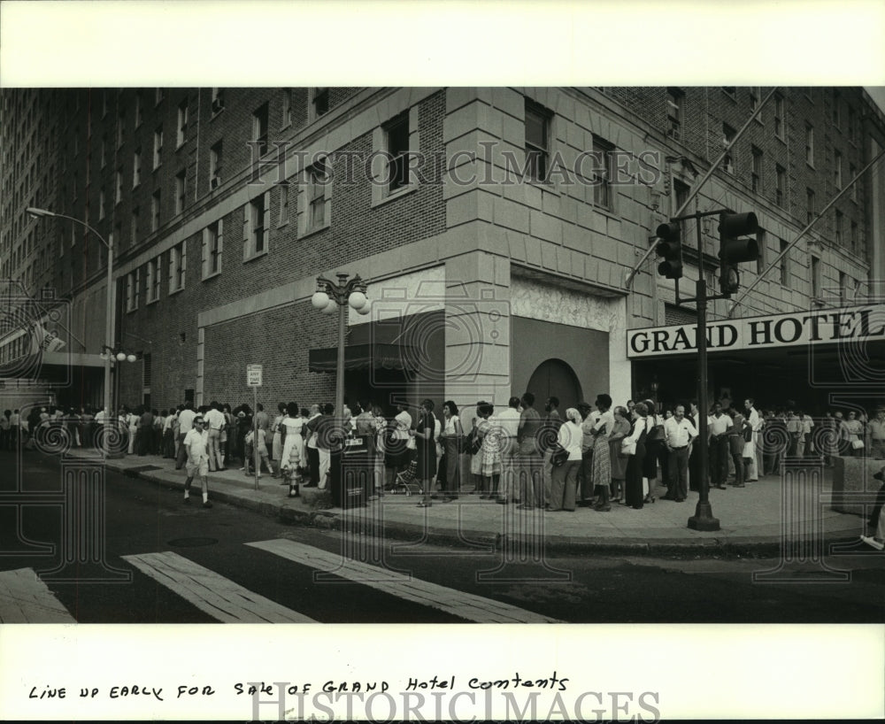 1981 Press Photo People line up early for the Grand Hotel liquidation sale. - Historic Images