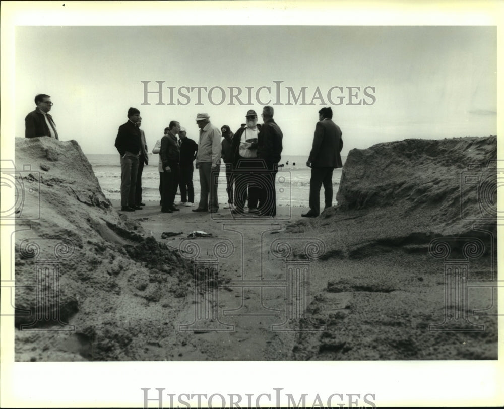 1992 Press Photo Group of Corp of Engineers and state officials tour the coast. - Historic Images