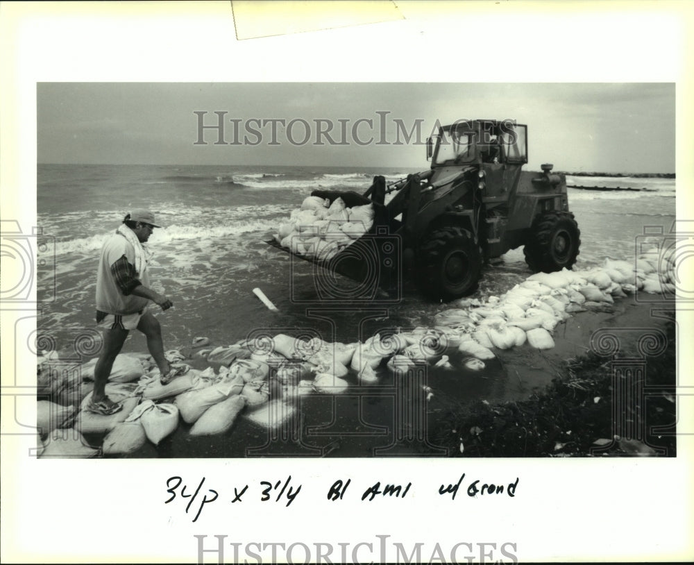 1991 Press Photo Vance Cassagne, Grand Isle resident was volunteering to sandbag - Historic Images