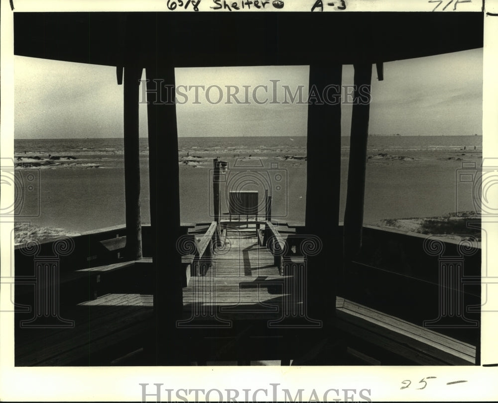 1979 Press Photo The silhouetted shelter stands on the beach at Grand Isle. - Historic Images