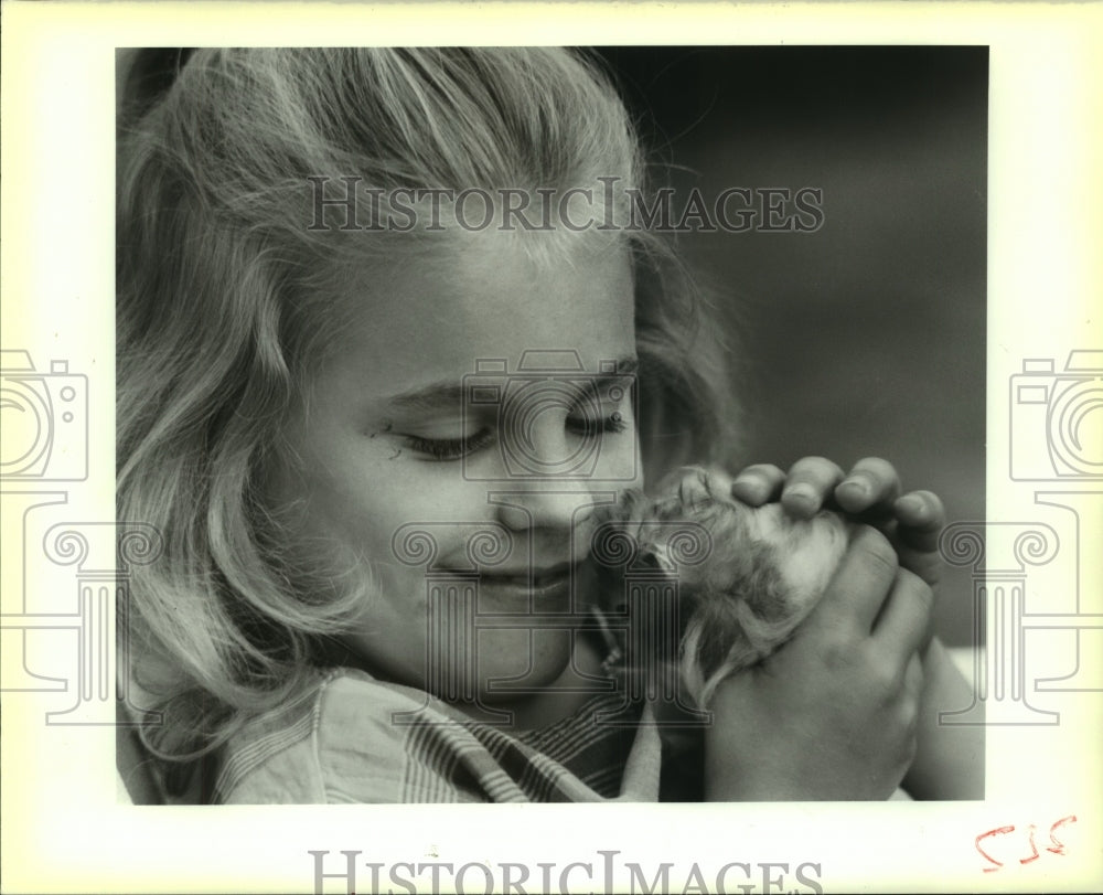 1989 Press Photo Casey Godelfer, in remission from leukemia and her pet hamster - Historic Images