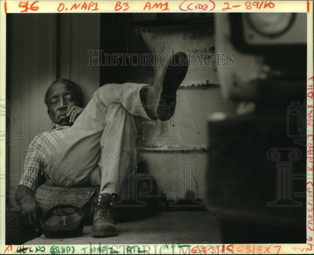 1988 Press Photo Charles Godbolt takes a nap at C.S. Iron Works in Metairie - Historic Images