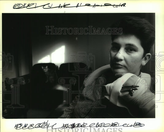 1994 Press Photo Rhonda Goff recovering from gunshot wounds at her apartment - Historic Images