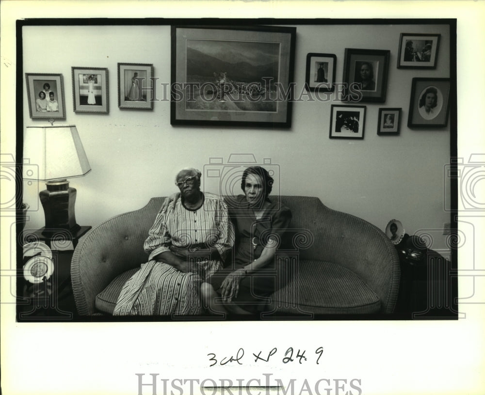 1992 Press Photo Sallie Grant with mother Lucy at their home in New Orleans - Historic Images