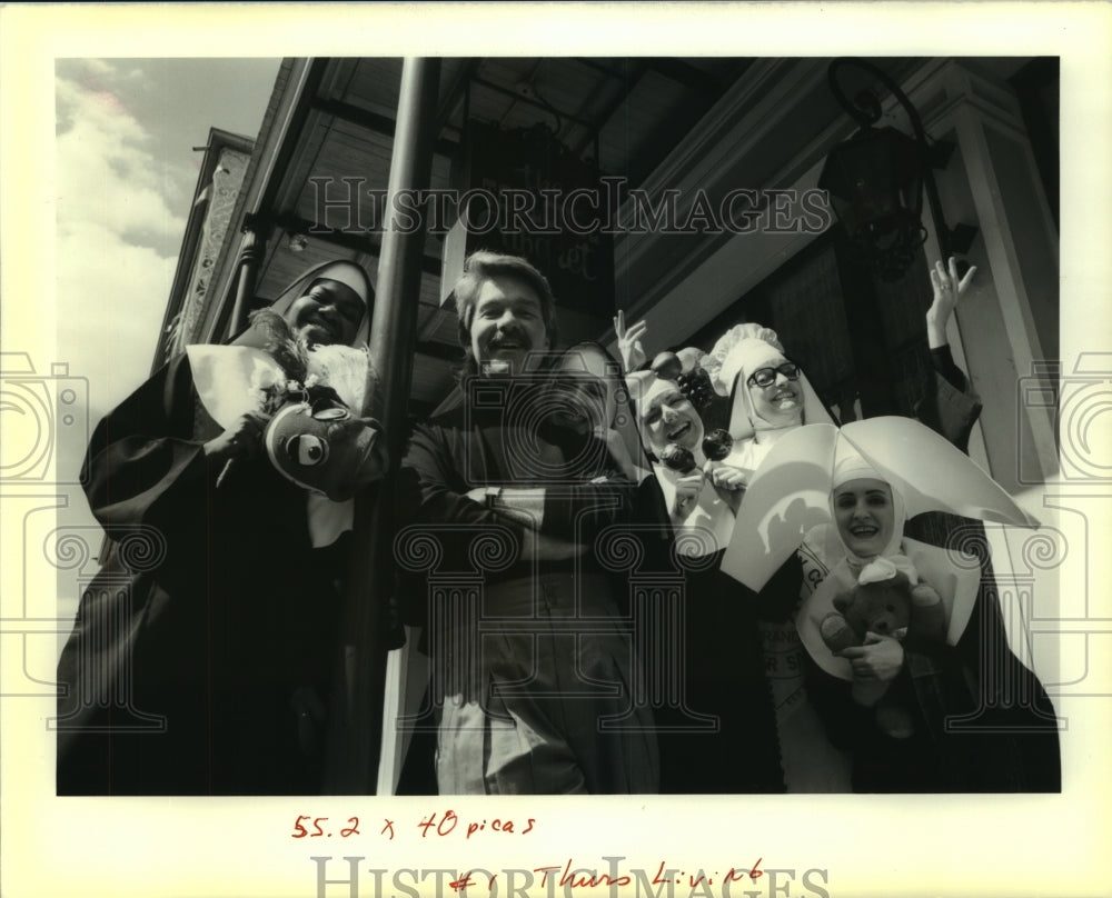 1990 Press Photo Dan Goggin, director-author with cast of five women in Nunsense - Historic Images