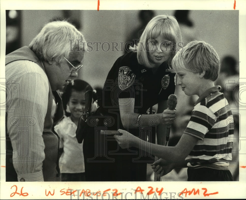 1984 Press Photo Jefferson Parish officers teach children to be careful - Historic Images