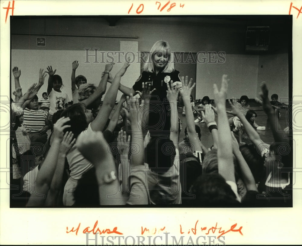 1984 Press Photo Jefferson Parish Deputy Susie Grappe&#39;s street-safety class. - Historic Images