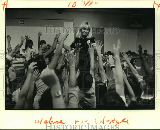 1984 Press Photo Jefferson Parish Deputy Susie Grappe's street-safety class. - Historic Images