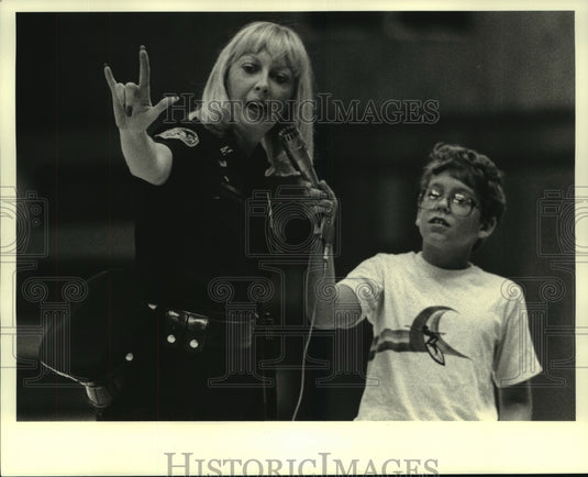 1984 Press Photo JPSO Deputy Susan Grappe with David Gessner in Kenner - Historic Images