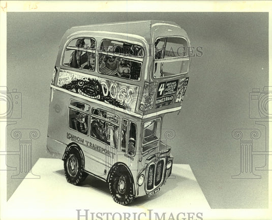 1987 Press Photo "London Bus" by Red Grooms at Simms Fine Art - Historic Images
