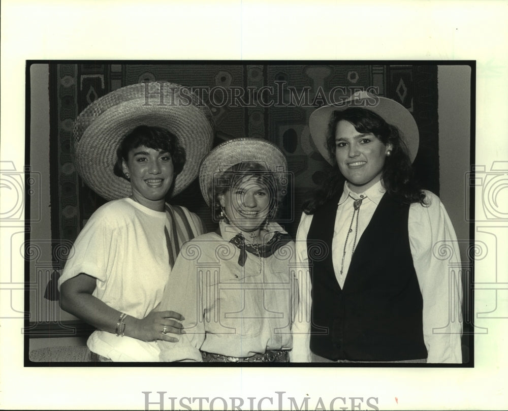 1989 Press Photo Stephanie Bayle Deb Party guest Maria Grisaro and others - Historic Images