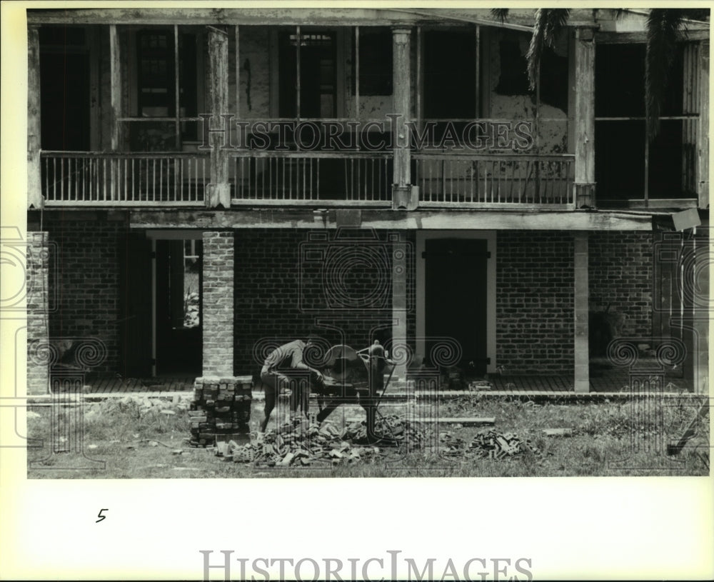 1995 Press Photo Workers start rebricking the Godchaux House in Reserve - Historic Images