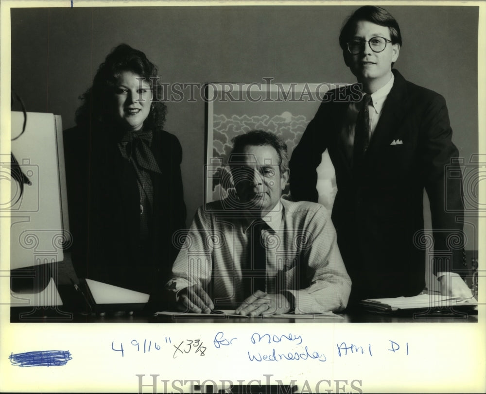 1989 Press Photo Cheryl Caine, John Godchaux and Bob Kennedy in Godchaux office - Historic Images