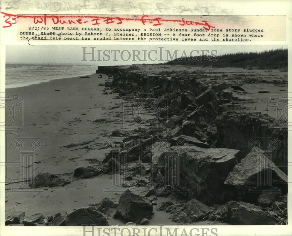 1985 Press Photo Portion where Grand Isle beach has eroded - nob25230 - Historic Images