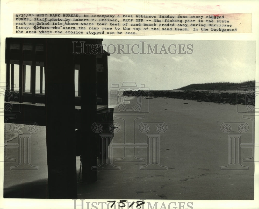 1985 Press Photo Eroded sand beach shown at the fishing pier in Grand Isle - Historic Images