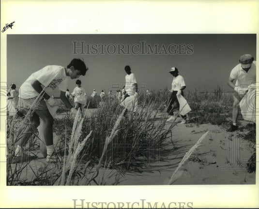 1989 Press Photo Annual Beach Clean Up on the Island beach in Grand Isle - Historic Images