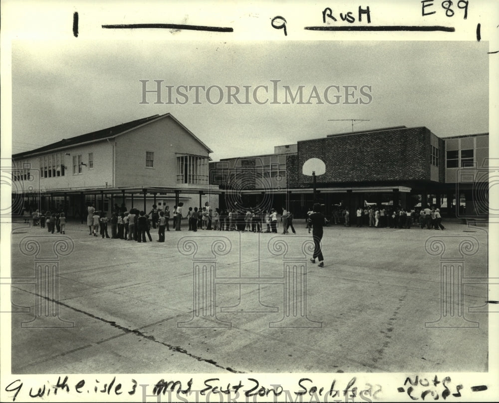 1980 Press Photo Students line up in concrete school yard on Grand Isle - Historic Images