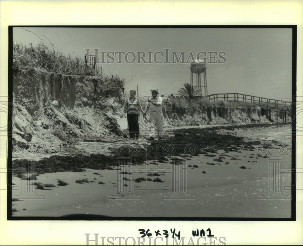 1989 Press Photo Grace and Ellis Stansel along the beach in Grande Isle - Historic Images