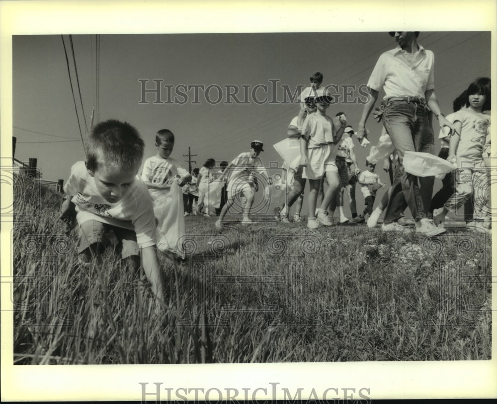 1989 Press Photo Volunteers clean up trash at Grand Isle Beach - Historic Images