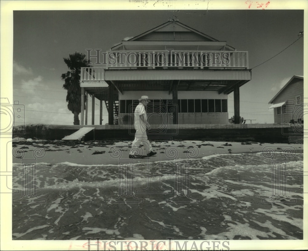 1989 Press Photo Ellis Stansel in front of his beach front camp in Grande Isle - Historic Images