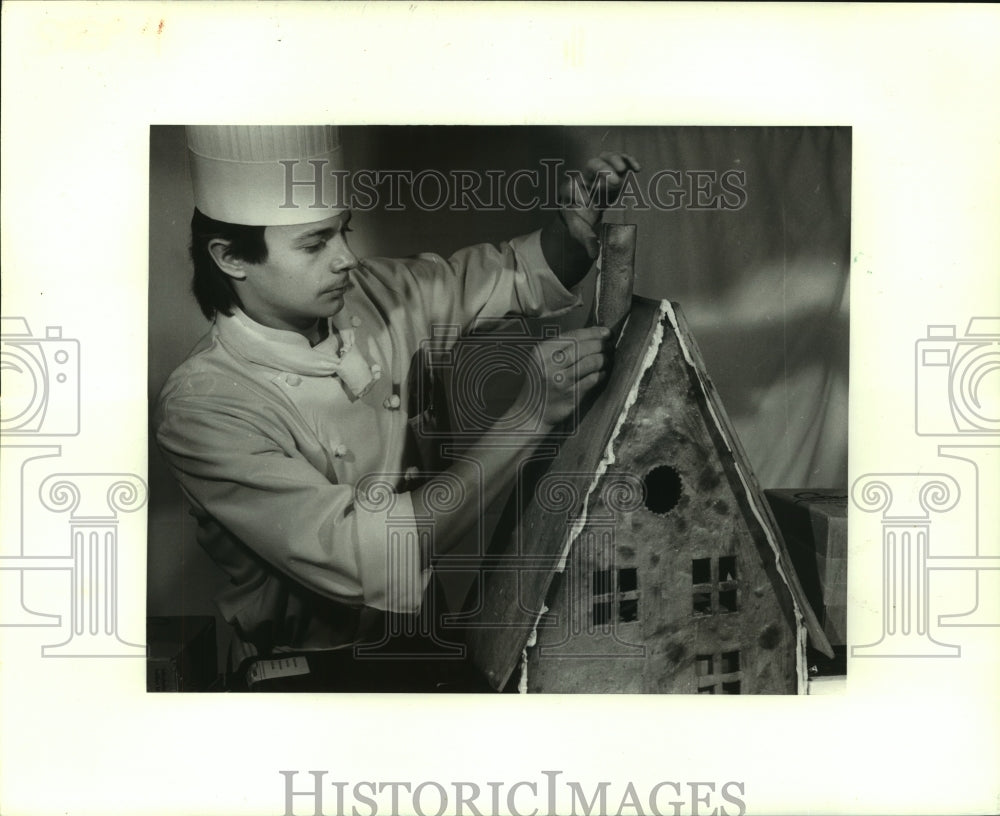 1986 Press Photo Pastry Chef Rudolf Stocker making a Gingerbread House - Historic Images