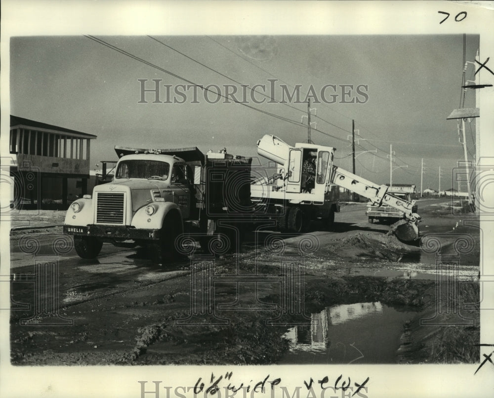 Press Photo Crews remove sand at Grand Isle main road due to Hurricane Carmen - Historic Images