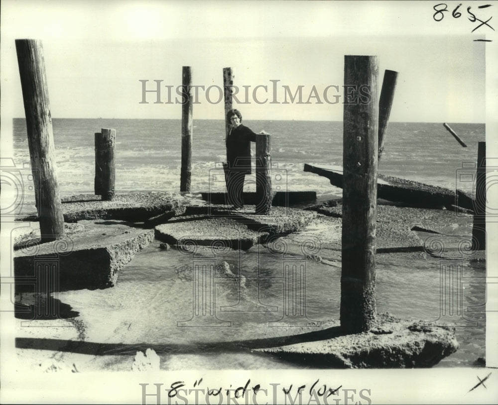 1975 Press Photo Mrs. Lillian Bayer talks about Grand Isle being washed away - Historic Images