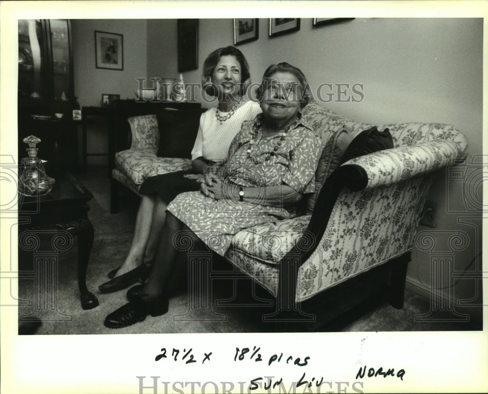 1992 Press Photo Barbara Grishman and her 87 year old mother Norma - Historic Images