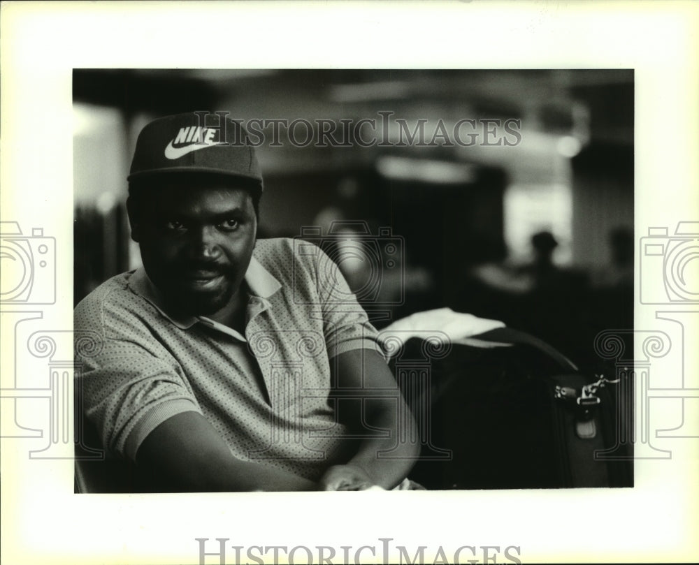 1994 Press Photo Celestin Hakirvwizera wait for flight at New Orleans airport - Historic Images