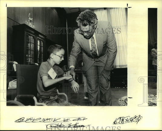 1990 Press Photo Muscular dystrophy poster child Charlie Hale with Mayor Sidney - Historic Images