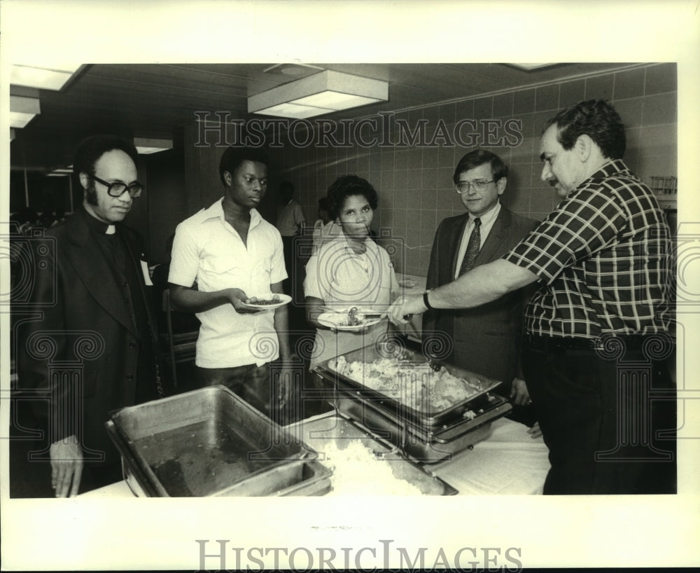 1981 Press Photo Delegates lead post-Thanskgiving dinner for Haitian refugees - Historic Images