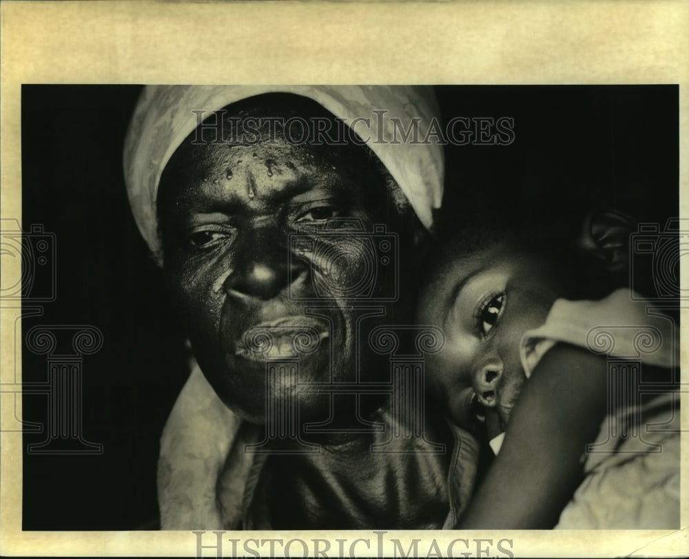 1994 Press Photo Felicia St. Cyr and her child in their shack, Citi Soliel slums - Historic Images