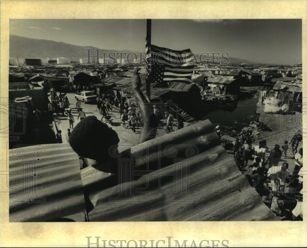 1994 Press Photo Citi Soleil resident showing support of American Occupation - Historic Images