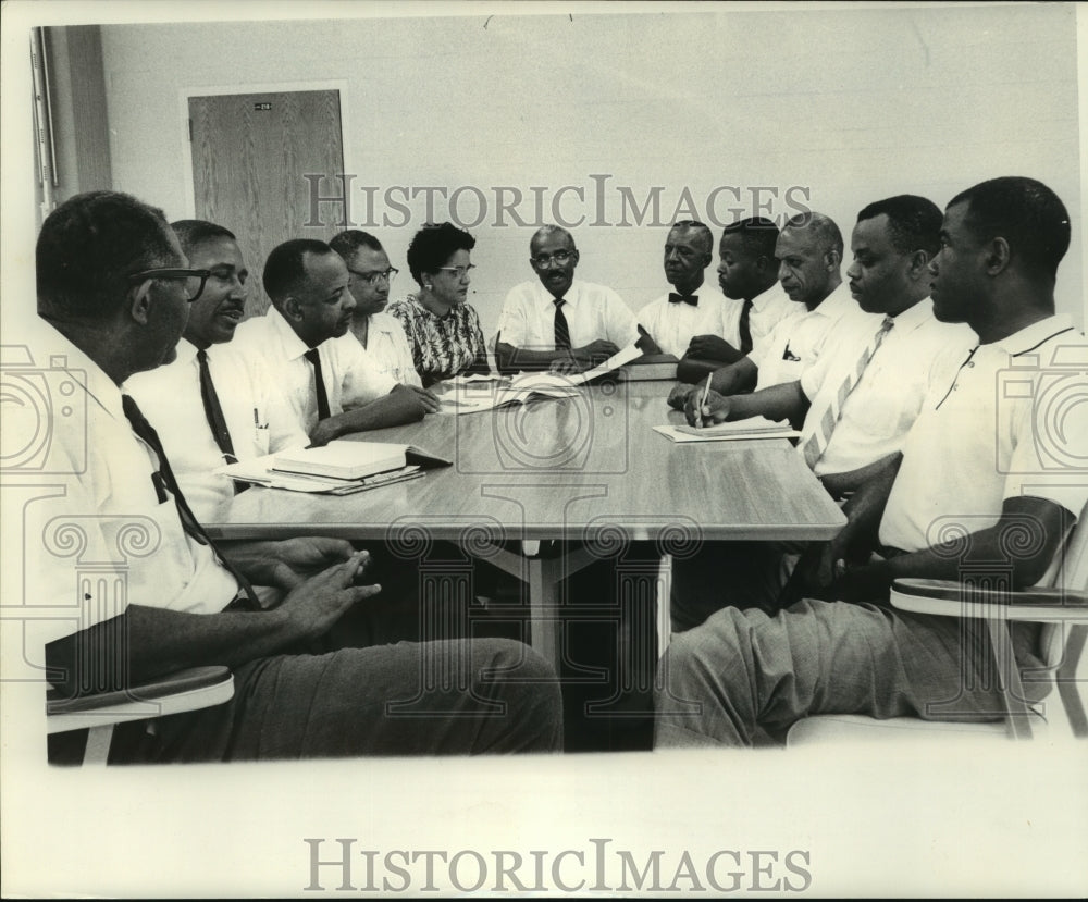 1962 Press Photo College and Community Leaders discussing their problems - Historic Images