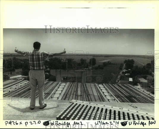 1992 Press Photo Project Engineer Ronnie Robinson on top of the Gramercy Bridge - Historic Images