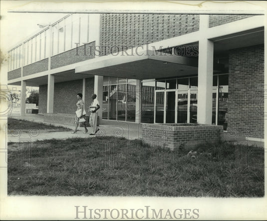 1962 Press Photo Librarian Dr. Mary Watson Hymon and Dean E.L. Cole - nob25354 - Historic Images